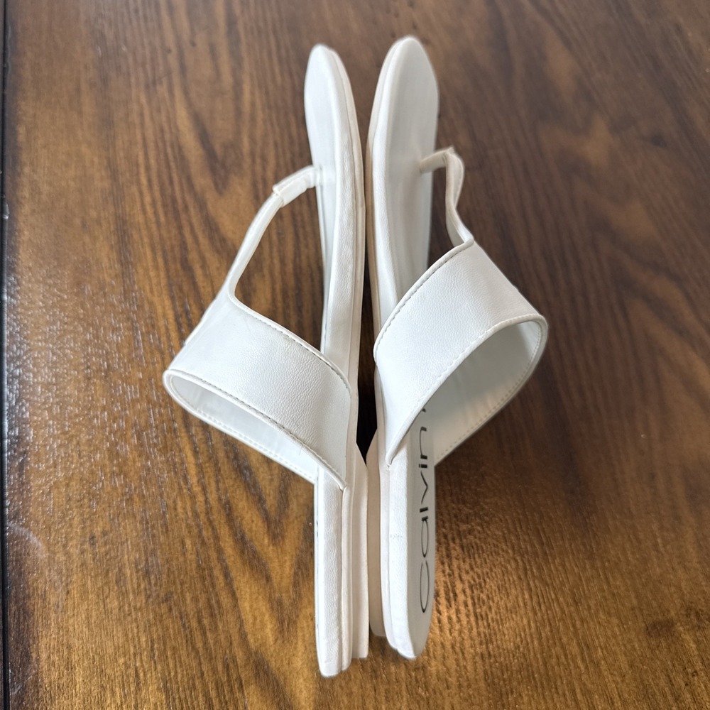 Calvin Klein Saela White Embossed Logo Thong Sandal Size 8 Minimalist Clean Girl - Picture 5 of 6